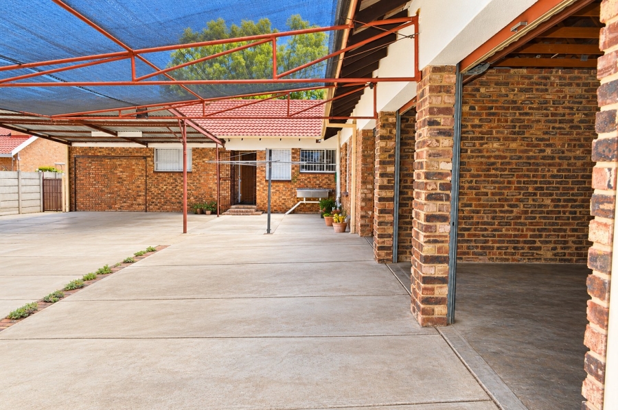 5 Bedroom Property for Sale in La Hoff North West
